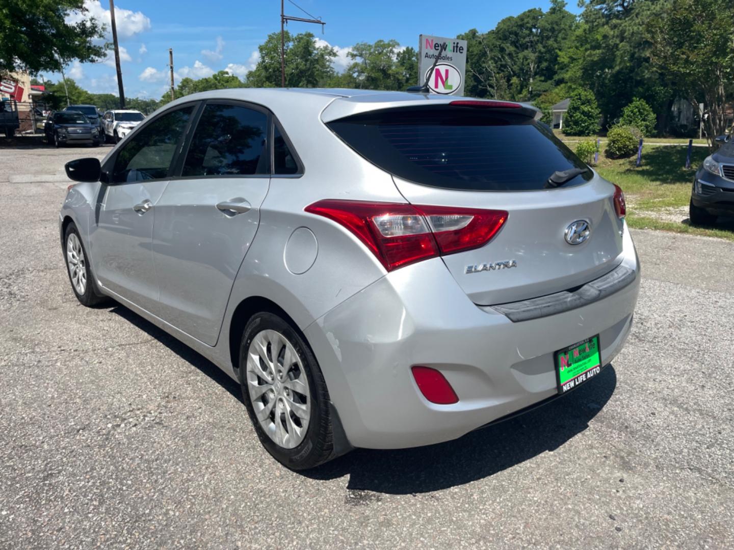 2016 SILVER HYUNDAI ELANTRA GT BASE (KMHD35LH2GU) with an 2.0L engine, Automatic transmission, located at 5103 Dorchester Rd., Charleston, SC, 29418-5607, (843) 767-1122, 36.245171, -115.228050 - Photo#4